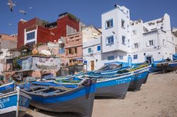 Barche da pesca sulla spiaggia del villaggio di Taghazout, Marocco. Sullo sfondo le case di questo centro del sud ovest del paese che dista poco più di 15 chilometri da Agadir - © ...