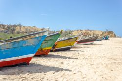 Barche dei pescatori ancorate sulla spiaggia di Sangano a Luanda, Angola.
