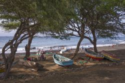 Santo Antão, Capo Verde: barchette dei pescatori sulla spiaggia della cittadina di Porto Novo, lungo la costa meridionale dell'isola - © Salvador Aznar / Shutterstock.com
