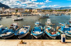 Barche di pescatori nel porticciolo di Isola delle Femmine in Sicilia