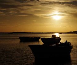 Barche di pescatori ormeggiate a Cacela Velha, sud del Portogallo - Un suggestivo tramonto su questa località costiera del Sotavento Algarvio all'interno dell'area oggi compresa ...