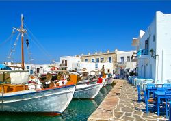 Barche di pescatori a Paros, Grecia. Capoluogo di quest'isola delle Cicladi, Paroikia, con la sua popolazione di 2 mila abitanti, ne è anche il principale porto dove attraccano le ...