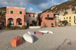 barche di pescatori sulla spiaggia di Varigotti