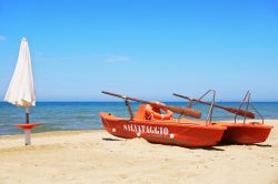 Barche di salvataggio sul lungomare di San Vincenzo, Toscana.
