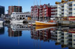 Barche e edifici di Svolvaer riflessi nelle acque delle isole Lofoten, Norvegia - © EQRoy / Shutterstock.com