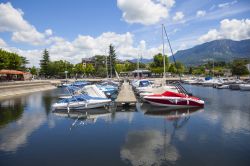 Barche e motoscafi ormeggiati al lago di Bourget, Aix-les-Bains, nel dipartimento francese della Savoia.
