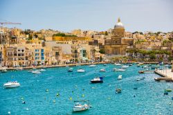 Barche e yacht visti dalla baia nei pressi di La Valletta, Malta. Il suggestivo panorama che si può ammirare dall'alto dell'isola sulla capitale e lo splendido mare su cui si ...