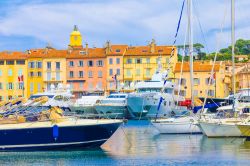Barche e yachts ormeggiati al porto di Saint-Tropez (Francia).
