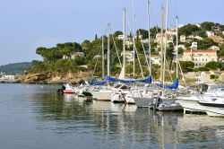 Barche e yachts ormeggiati al porto Les Oursinieres a Le Pradet, sud della Francia. 
