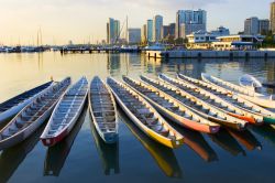 Barche tradizionali filippine nelle acque calme del porto di Manila - © Antonio V. Oquias / Shutterstock.com