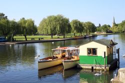 Barche sul fiume Avon a Stratford, Inghilterra - A bordo delle barche ormeggiate lungo l'Avon river si può andare alla scoperta dei suggestivi scorci panoramici che circondano la ...