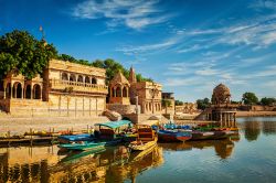 Barche in legno sulla sponda del lago Gadi Sagar a Jaisalmer, Rajasthan, India.
