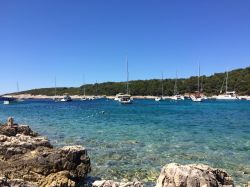 Barche in rada, isola di San Clemente (Sveti Klement) in Dalmazia - © TMP_An_Instant_of_Time / Shutterstock.com