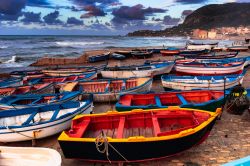 Barche in spiaggia sulla costa a nord di Bagheria in Silicila