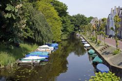 Barche nel canale lungo la fortezza della cittadina medievale di Naarden, 20 km da Amsterdam, Paesi Bassi.



