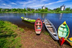 Barche nel fiume Shannon a Limerick, Irlanda. Sullo sfondo il centro della città.



