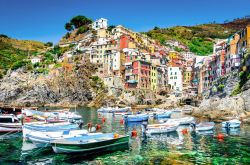 Le barche nel mare limpido di Riomaggiore, uno dei borghi delle Cinque Terre in Liguria