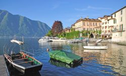 Alcune barche nel porticciolo di Lenno, la cittadina sulla sponda occidentale del lago di Como - © travelpeter / Shutterstock.com