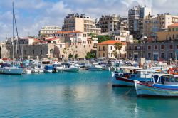 Barche nel porto di Heraklion, Grecia - Le acque cristalline del porto di Heraklion ospitano gli ormeggi di imbarcazioni utilizzate dai locali per pescare attorno a quest'isola del Mediterraneo ...