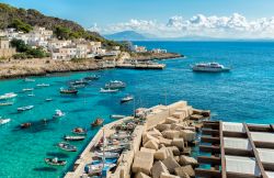 Barche nel porto di Levanzo una delle isole delle Egadi, Sicilia occidentale - © elesi / Shutterstock.com