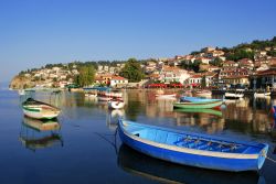Barche nel porto di Ohrid sul Lago di Ocrida in Macedonia - © aLija / Shutterstock.com