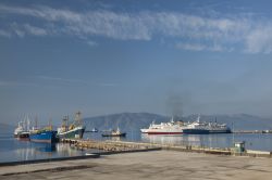barche nel porto di Valona in Albania - © Cortyn / Shutterstock.com