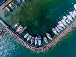 Immagine aerea delle barche nel porto di Yvoire, sul Lago Lemano (detto anche Lago di Ginevra), in Francia.
