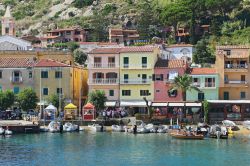 Barche nella baia di GIglio Porto una delle perle marinare della Toscana - © trotalo / Shutterstock.com