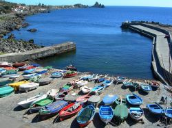 Barche ormaggiate al porto di Aci Castello, Sicilia. Le acque che lambiscono questo territorio della Sicilia sono limpide e cristalline.

