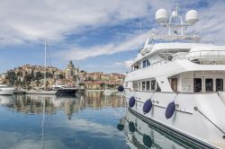 Barche ormeggiate a Porto Maurizio, Imperia, Liguria. Assieme a Oneglia, da cui è divisa dal torrente Impero, Porto Maurizio è una delle due principali parti in cui è divisa ...