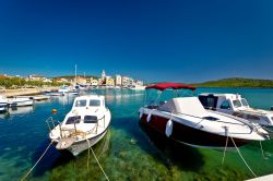 Barche ormeggiate al molo di Pirovac, Croazia, in una bella giornata estiva.

