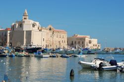 Barche ormeggiate al molo nel porto di Trani, Puglia.

