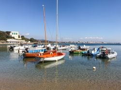 Barche ormeggiate al piccolo porto di Castiglioncello, provincia di Livorno, Toscana - © GagliardiPhotography / Shutterstock.com