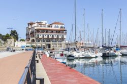 Barche ormeggiate al porto del villaggio catalano di Arenys de Mar, Catalogna, Spagna - © joan_bautista / Shutterstock.com
