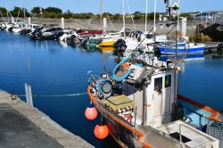 Barche ormeggiate al porto di Ars-en-Ré, Ile-de-Ré, Francia. Un tempo il porto era occupato da navi olandesi e scandinave che commerciavano il sale prodotto nelle saline locali ...