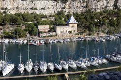 Barche ormeggiate al porto di Bandol, Francia. Situato a una decina di minuti a piedi dalla stazione ferroviaria di Bandol, dal porto turistico partono regolarmente le imbarcazioni con destinazione ...