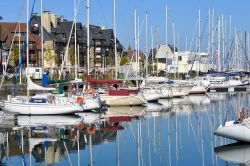 Barche ormeggiate al porto di Deauville in una giornata di sole, Normandia (Francia).

