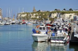 Barche ormeggiate al porto di Dieppe con la chiesa di Notre Dame de Bonsecours sullo sfondo, Alta Normandia, Francia - © 95401486 / Shutterstock.com