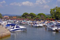 Barche ormeggiate al porto di La Londe-les-Maures, dipartimeno del Var, Francia. Questa cittadina di 11 mila abitanti si trova nei pressi di Tolone.



