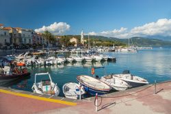 Barche ormeggiate al porto di Scario, provincia di Salerno. Sullo sfondo, la chiesetta dell'Immacolata.

