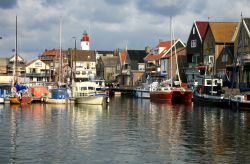 Barche ormeggiate al porto di Urk, Flevoland, Paesi Bassi. Oggi questo paesino è un fiorente centro d'industria alimentare ittica.




