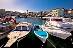 Barche ormeggiate al porto di Vodice, Croazia, con il centro abitato sullo sfondo.

