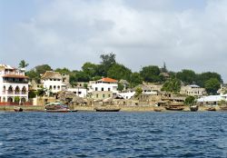 Barche ormeggiate a Lamu, la principale città dell'isola - il mare di Lamu è famoso in tutto il Kenya per la sua bellezza e uno dei modi migliori per goderne, è fare ...