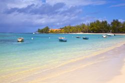 Barche ormeggiate davanti a Belle Mare, Mauritius ...