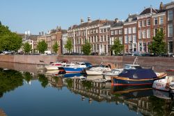 Barche ormeggiate lungo un canale di Middelburg, Olanda. Una bella immagine della cittadina da uno dei tanti ponti - © Natalia Paklina / Shutterstock.com