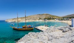 Barche ormeggiate nei pressi di una spiaggia di Pserimos Island, Dodecaneso, Grecia - © Nejdet Duzen / Shutterstock.com