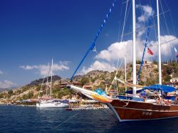Barche ormeggiate nel villaggio di Simena (noto anche come Kalekoy) sull'isola turca di Kekova - © TsibaevAlex / Shutterstock.com