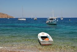Barche ormeggiate sulla spiaggia di Livadhia, Tilos, Grecia - © David Fowler / Shutterstock.com
