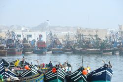 Barche di pescatori  in una mattinata densa ...