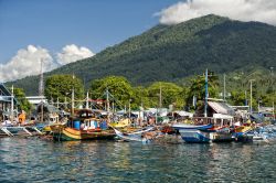 Le barche dei pescatori ferme nella baia al rientro nella città di Bitung, nel Sulawesi Settentrionale, Indonesia - foto © Andrea Izzotti / Shutterstock.com